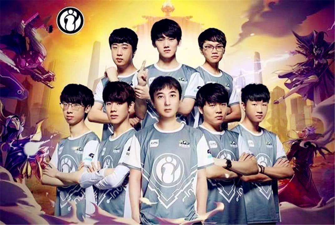 开玩笑的！ GALA Comet EZ 疯狂击杀蝙蝠 JIEJIE ，用致命的剪刀脚 Invictus Gaming 扫除 FunPlus Phoenix 。