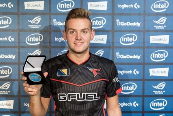 flusha 在与一捆干草相撞后奇迹般地逃过了严重伤害