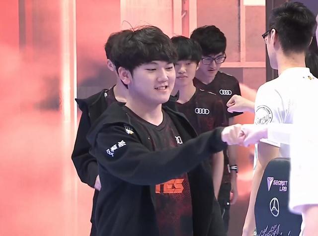 B的手太重了！老瑞兹控制着闪电 GALA 团战中无限被攻击。 Ninjas in Pyjamas 取得了赛点